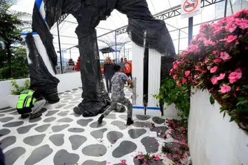 Anggota penguat kuasa merobohkan Cameron Santorini di pusat pelancongan Cameron Highlands, Pahang, yang dibina tanpa kebenaran pihak berkuasa tempatan.