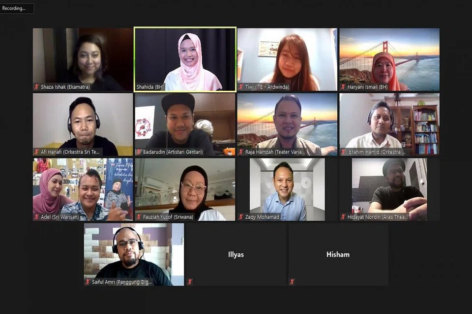 BICARA SENI: Wakil badan seni Melayu berbincang dengan Menteri Negara Kanan (Tenaga Manusia merangkap Pertahanan), Encik Zaqy Mohamad, (dua dari kanan, tiga dari atas) mengenai inisiatif digital dan kesan pandemik pada bisnes seni. - Foto fail 