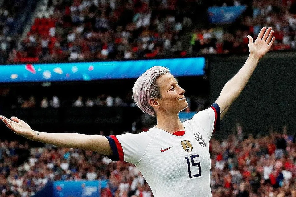 BERPENGARUH: Naomi Osaka, Megan Rapinoe (above) dan Patrick Mahomes telah dinamakan sebagai antara atlit paling berpengaruh. - Foto AFP, REUTERS