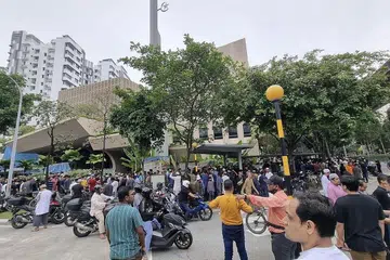 SESAK: Jemaah perlu menunggu di luar sebuah masjid untuk menunggu giliran mengerjakan solat Jumaat. - Foto MUIS