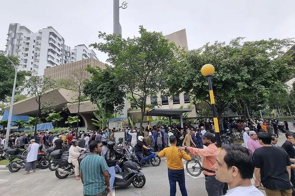 SESAK: Jemaah perlu menunggu di luar sebuah masjid untuk menunggu giliran mengerjakan solat Jumaat. - Foto MUIS