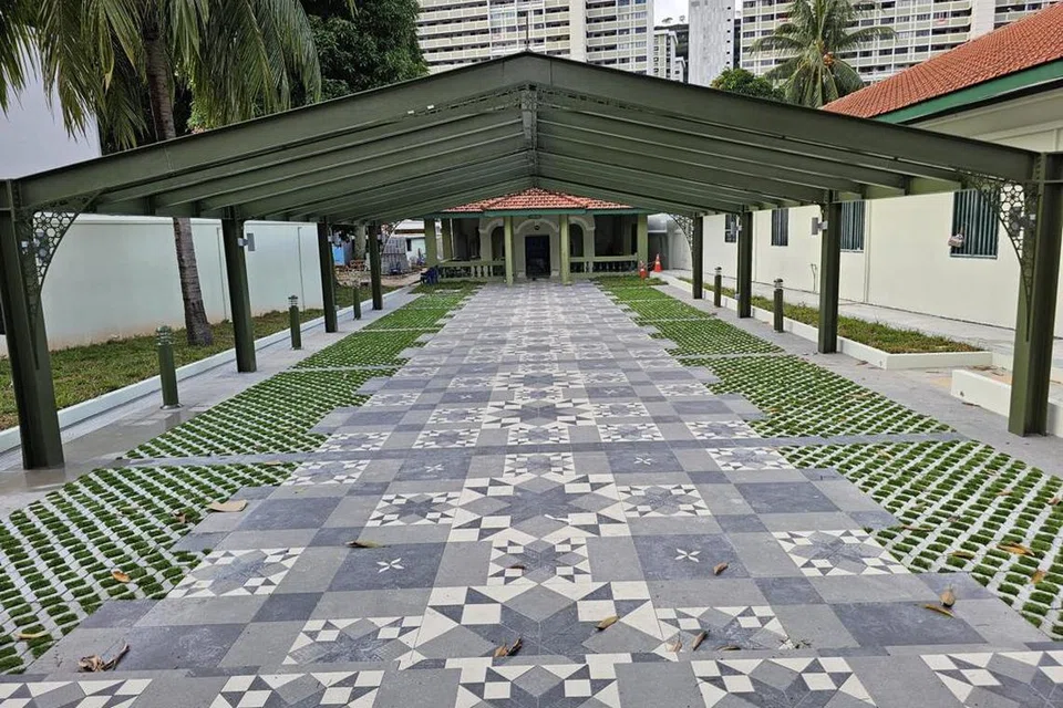 Pemasangan jubin baru yang menarik mencantikkan lagi suasana dan persekitaran masjid yang terletak di kawasan South Bridge Road ini. 