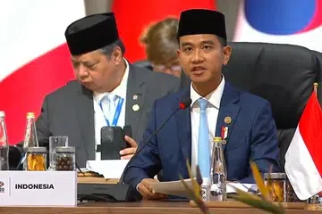 Naib Presiden Indonesia, Encik Gibran Rakabuming Raka, menyampaikan kenyataan negaranya pada Sidang Puncak Pemimpin G20 di Johannesburg, Afrika Selatan, pada 22 November 2025. Mahkamah Perlembagaan Indonesia menolak permohonan untuk menggugurkan beliau daripada jawatan Naib Presiden, meskipun persoalan mengenai kelayakan pendidikannya dibangkitkan dalam pertimbangan mahkamah.