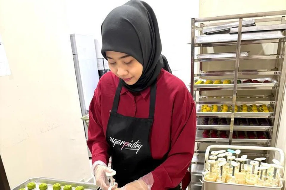 Cik Ainul Husna Saifudin tidak menyesal memilih kerjaya sebagai pengusaha kuih bulan yang kini semakin berjaya mengembangkan pasaran ke Singapura. 