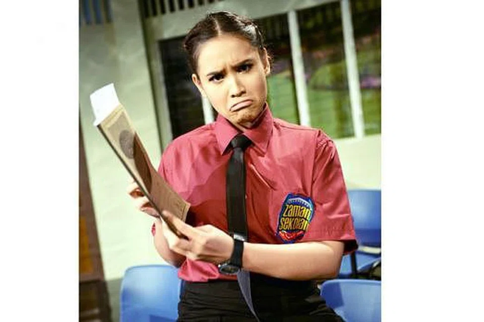 BAKAT BARU: Nur Farhana Noor (atas) dianggap Khairudin Samsudin sebagai antara pelakon muda yang boleh digilap bakat komedinya sementara Huda Ali banyak belajar daripada pelawak mapan seperti Suhaimi Yusof dan pelakon komedi Khairudin Samsudin tentang lawak spontan. - Foto-foto KHALID BABA, JOHARI RAHMAT