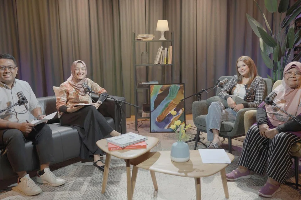 Dalam podcast NoTapis kali ini, sukarelawan, Cik Nur Shahirah Abdullah (dua dari kanan), dan Cik Sarinah Anang (kanan), berkongsi pengalaman dan dorongan menawar khidmat sebagai sukarelawan serta kepuasan yang diraihnya. Sesi podcast turut melibatkan Penerbit dan Penyampai NoTapis, Cik Natasha Mustafa (dua dari kiri); dan Koresponden, Encik Anwar Saleh (kiri).