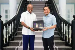 Menteri Besar Johor, Datuk Onn Hafiz Ghazi (kanan), menyampaikan cenderamata kepada Menteri Penyelaras bagi Keselamatan Negara merangkap Menteri Ehwal Dalam Negeri Singapura, Encik K. Shanmugam (kiri), di Kediaman Rasmi Menteri Besar Johor, Bukit Saujana, di Johor Bahru.