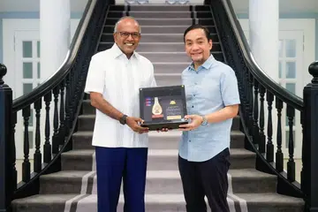 Menteri Besar Johor, Datuk Onn Hafiz Ghazi (kanan), menyampaikan cenderamata kepada Menteri Penyelaras bagi Keselamatan Negara merangkap Menteri Ehwal Dalam Negeri Singapura, Encik K. Shanmugam (kiri), di Kediaman Rasmi Menteri Besar Johor, Bukit Saujana, di Johor Bahru.
