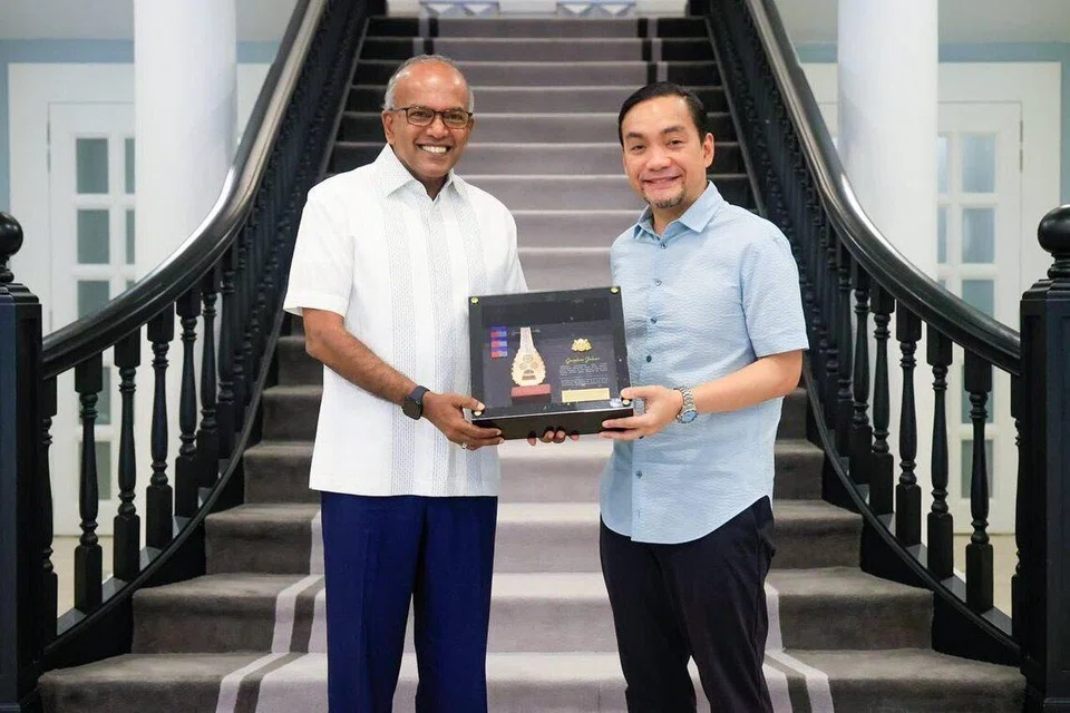 Menteri Besar Johor, Datuk Onn Hafiz Ghazi (kanan), menyampaikan cenderamata kepada Menteri Penyelaras bagi Keselamatan Negara merangkap Menteri Ehwal Dalam Negeri Singapura, Encik K. Shanmugam (kiri), di Kediaman Rasmi Menteri Besar Johor, Bukit Saujana, di Johor Bahru.