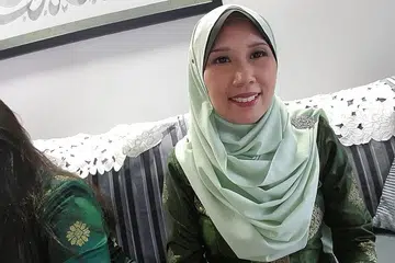 BERJUANG TERHADAP BARAH: Cik Emillia Mohamed didiagnos menghidap barah buah dada tahap 3 pada 2017, dua tahun selepas beliau kali pertama melihat dan rasa gumpalan pada kedua-dua buah dadanya. Gumpalan tersebut telah dikeluarkan melalui pembedahan dan beliau kini masih dalam proses rawatan. - Foto EMILLIA MOHAMED