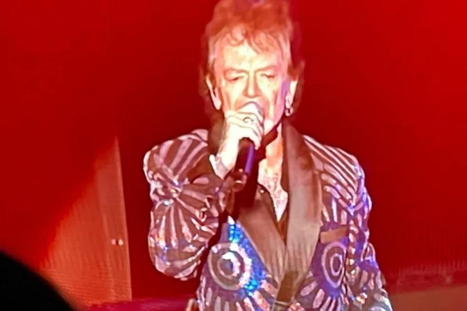 Russell Hitchcock mendendangkan lagu, ‘Even The Nights Are Better’ yang turut dinyanyikan bersama oleh penonton yang hadir. 