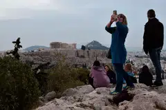 SEMAKIN RAMAI PELAWAT: Greece dikatakan dibanjiri semakin ramai pelancong tahun ini. - Foto AFP