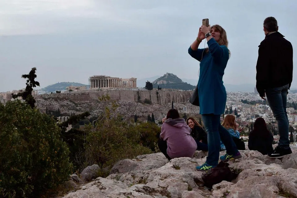 SEMAKIN RAMAI PELAWAT: Greece dikatakan dibanjiri semakin ramai pelancong tahun ini. - Foto AFP