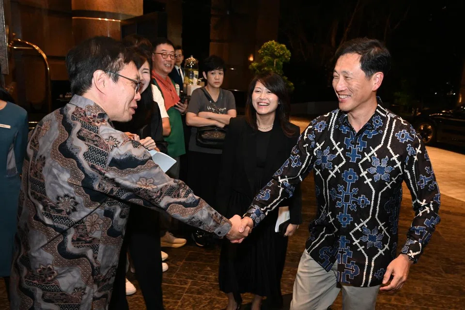 Menteri Kesihatan, Encik Ong Ye Kung (kanan) disambut Ketua Editor Kumpulan Media Inggeris/Melayu/Tamil SPH Media, Encik Wong Wei Kong (kiri), ketika beliau tiba di Hotel Four Seasons pada 25 Oktober.