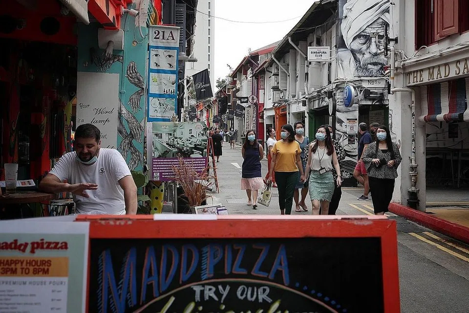 YUK TEROKA SERATA SINGAPURA!: Pelbagai produk serta tarikan boleh dinikmati dengan menggunakan Baucar Teroka Semula Singapura yang tersedia di laman rakan tempahan yang mempunyai ikon Baucar Teroka Semula Singapura. - Foto BH oleh JASON QUAH