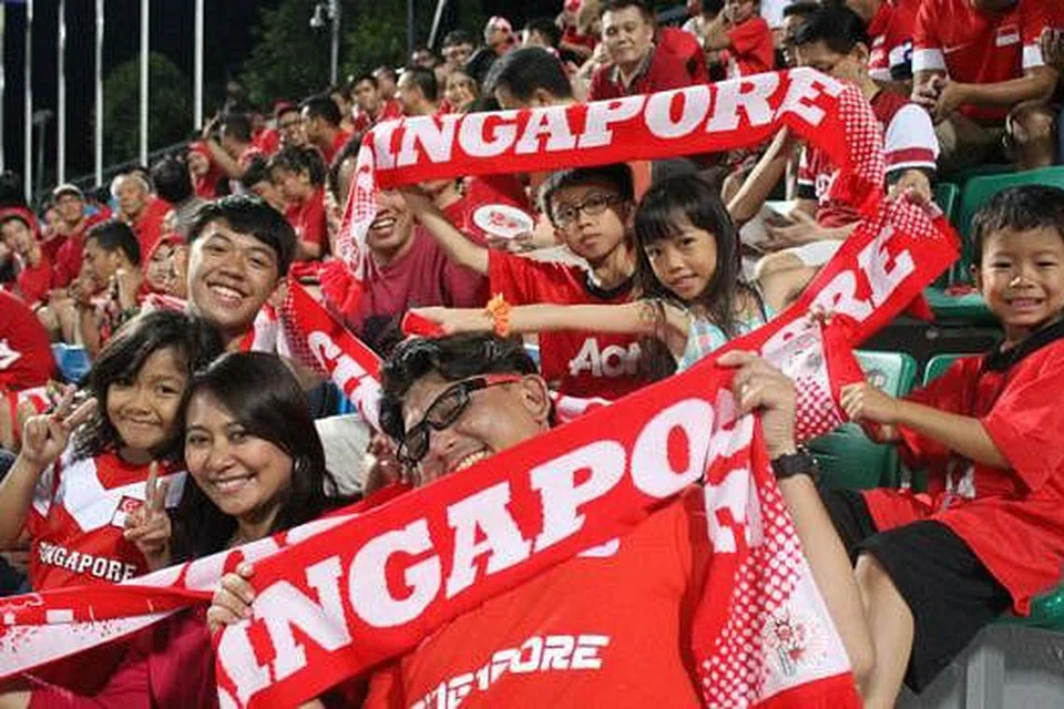 SOKONGAN PADU: Warga setempat datang berduyun-duyun bagi memberi sokongan kepada atlit setempat. Antara sukan yang paling banyak menarik penonton ialah bola sepak, acara akuatik, bola jaring dan atletik. - Foto SPORT SINGAPORE 