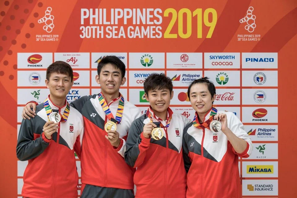 (Dari kiri) Clarence Chew, Koen Pang, Lin Ye dan Feng Tian Wei bersama pingat mereka selepas perlawanan akhir perseorangan lelaki dan wanita di Pusat Pameran dan Konvensyen Subic Bay di Subic petang ini. - Foto SPORT SINGAPORE