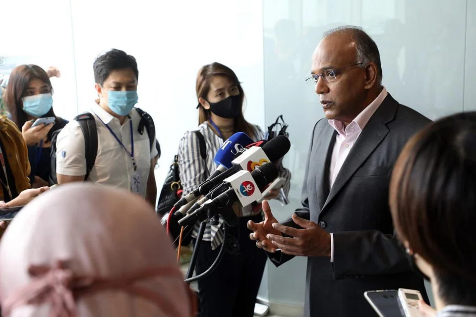 MEMBIMBANGKAN: Encik Shanmugam menyifatkan penahanan seorang remaja 16 tahun ditahan di bawah ISA dalam kes pertama melibatkan pelampau sayap kanan di sini sebagai membimbangkan. Remaja itu merancang melancarkan serangan di dua masjid di sini - Masjid Assyafaah dan Masjid Yusof Ishak. - Foto ZAOBAO, fail