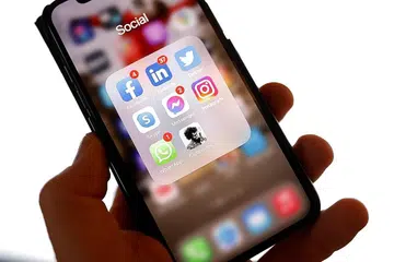 KEMUDAHAN KOMUNIKASI: Aplikasi mudah alih seperti Facebook, Instagram, Messenger, WhatsApp dan Twitter serta aplikasi rangkaian bagi karyawan LinkedIn sekarang dianggap sebagai wadah asas perhubungan dalam era Revolusi Perusahaan 4.0. - Foto AFP