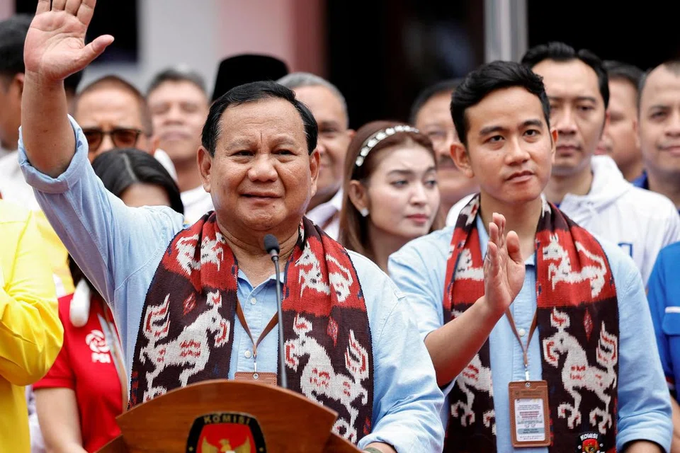 PALING BERPENGALAMAN: Menteri Pertahanan dan calon presiden Indonesia, Encik Prabowo Subianto (kiri), bersama pasangannya, Encik Gibran Rakabuming Raka, yang merupakan anak sulung Presiden Indonesia, Encik Joko Widodo dan Datuk Bandar Surakarta.