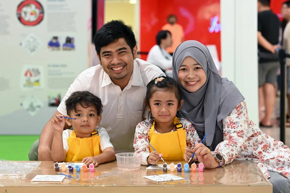 ‘Paint it Forward’ merupakan kegiatan mesra keluarga. Ia mengalu-alukan orang ramai daripada semua peringkat umur dan kebolehan. Mereka diajak turut mewarna dan menghasilkan secara bersama karya seni bagi menyokong aspirasi golongan kurang upaya. 