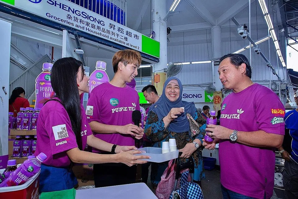 DAPAT SAMBUTAN: Minuman gaya hidup Purple Tea mendapat sambutan daripada pelanggan Melayu apabila dipasarkan di pasar raya Sheng Siong di Bedok North kelmarin. - Foto BH oleh ZALEHA ABDUL KADER