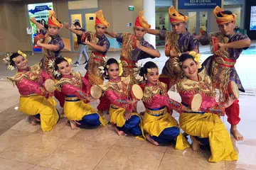PENCINTA SENI MELAYU: Sejak melibatkan diri dalam bidang tarian, Encik Muhammad Rifdee Othman (barisan belakang, tengah) mula mencuba pelbagai kegiatan seni Melayu lain, termasuk dikir barat dan kompang. - Foto ihsan MUHAMMAD RIFDEE OTHMAN