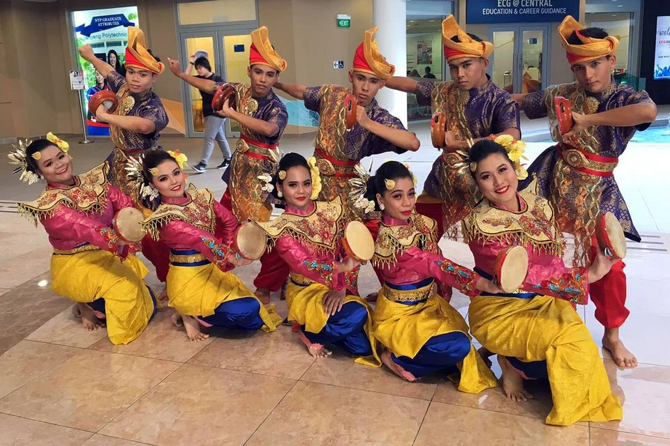 PENCINTA SENI MELAYU: Sejak melibatkan diri dalam bidang tarian, Encik Muhammad Rifdee Othman (barisan belakang, tengah) mula mencuba pelbagai kegiatan seni Melayu lain, termasuk dikir barat dan kompang. - Foto ihsan MUHAMMAD RIFDEE OTHMAN
