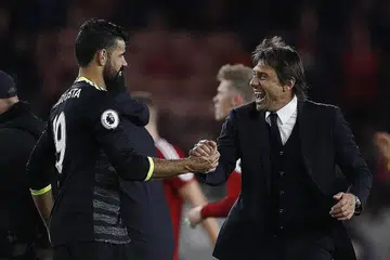 TAHNIAH: Pengurus Chelsea, Antonio Conte (kanan), meraikan kejayaan pasukannya mengalahkan Middlesbrough 1-0, dengan gol dijaringkan Diego Costa. Dengan kemenangan itu, Chelsea kini menduduki tangga pertama dalam Liga Perdana England. - Foto REUTERS