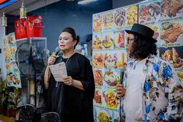 Pengerusi Persatuan Karyawan Malaysia (Karyawan), Datuk Khadijah Ibrahim menjelaskan lebih lanjut kepada pengunjung kedai makan R&W Bikerz Cornerz tentang Bazar Amal Karyawan yang bakal diadakan di Balai Rakyat Kaki Bukit antara 18 dengan 20 Oktober.