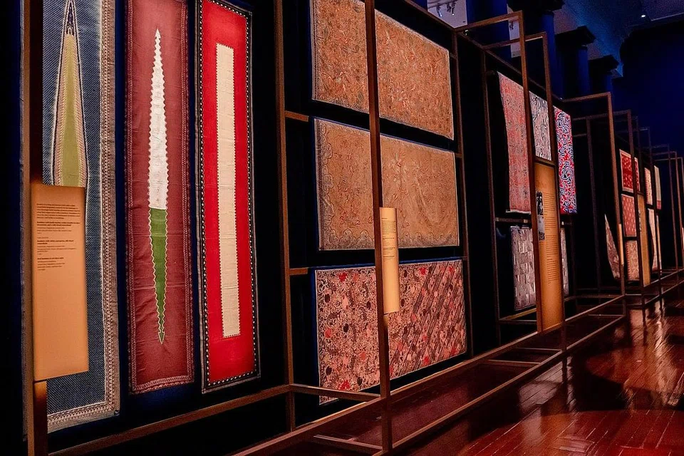 PENUH SEJARAH: Batik-batik yang dipamerkan sebagai sebahagian Batik Kita: Dressing in Port Cities penuh dengan sejarah dan makna mendalam. Pengunjung boleh membaca tentang keistimewaan batik-batik itu sambil menikmati kehalusan seni pada kain-kain yang dipamerkan. - Foto BH oleh NUR DIYANA TAHA