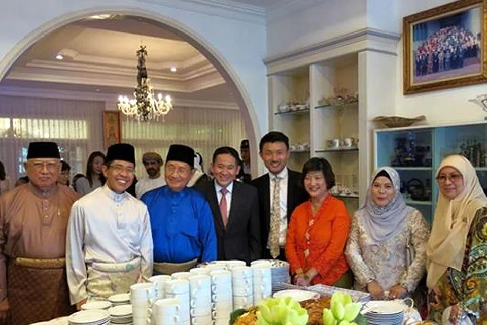 ERATKAN HUBUNGAN: Dr Maliki (dua dari kiri) bersama Encik Amrin (empat dari kiri) dan Encik Baey (lima dari kiri) bertemu dengan Menteri Ehwal Agama Brunei Pehin Badaruddin Othman (tiga dari kiri). - Foto MFA