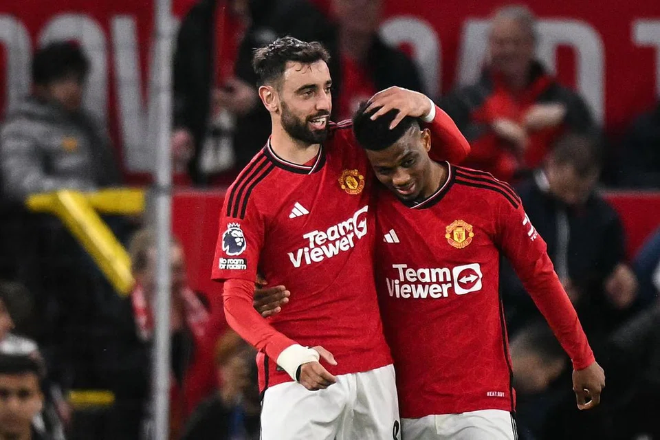 Pemain tengah Manchester United Amad Diallo (kanan) meraikan gol bersama kaptennya, Bruno Fernandes dalam kemenangan 3-2 ke atas Newcastle United. 