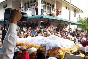PENGHORMATAN TERAKHIR: Ribuan orang menziarahi jenazah Allahyarham Mursyidul Am PAS, Datuk Nik Abdul Aziz Nik Mat, di rumahnya sebelum jenazahnya dibawa ke Tanah Perkuburan Islam Pulau Melaka di sini, semalam. - Foto-foto UTUSAN ONLINE