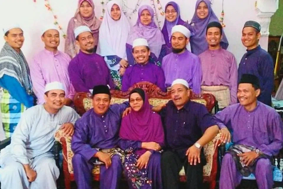 PENGORBANAN SEORANG IBU: Cerita seorang ibu yang membesarkan 16 anak dan seorang suami yang lumpuh dengan hanya RM150 sebulan menyayat hati ramai di lelaman web. -Foto: The Star/Asia News Network.