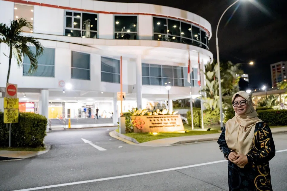 Cik Rahimah Ma’arof mengambil langkah sendiri demi mengamalkan gaya hidup sihat, termasuk berjalan kaki ke Kelab Masyarakat Macpherson dan ke tempat kerjanya di Paya Lebar Quarter yang mengambil masa sekitar 20 minit setiap laluan.