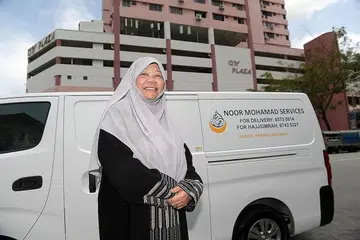 UBAH STRATEGI PERNIAGAAN: Untuk menghadapi situasi ekonomi yang berubah, Cik Julia memastikan terdapat strategi alternatif yang dapat membantu perniagaannya terus bertahan. - Foto BM oleh ALPHONSUS CHERN