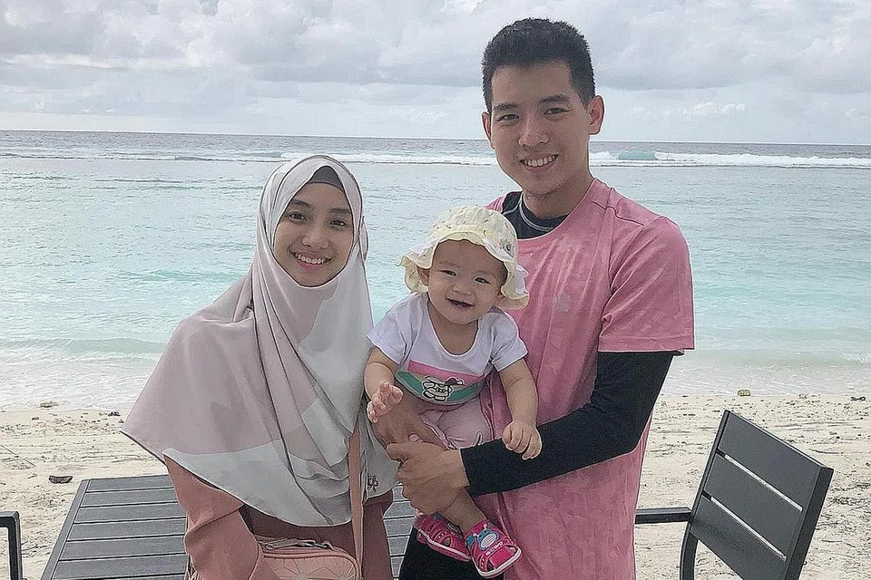 KELUARGA BAHAGIA: Cik Nurul Raihana bersama suami, Encik Muhammad 'Arif dan anak mereka, Nur Hasanah Tan. - Foto Ihsan NURUL RAIHANA ABDUL RAZAK