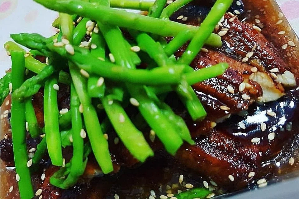 IKAN SIHAT: Makanan seperti belut panggang yang dimasak dengan sayur asparagus kecil organik, yang disediakan syarikat Sizzling Dyyana ini membantu dalam penghadaman. Belut atau 'unagi' juga tinggi dalam omega-3 yang dapat membantu memperbaiki tekanan darah, kurangkan kolesterol dan mengurangkan risiko kencing manis. - Foto ihsan SIZZLING DYYANA