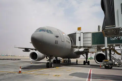 Pesawat Pengangkutan Tangki Pelbagai Peranan (MRTT) A330 Angkatan Udara Republik Singapura (RSAF) di Lapangan Terbang Antarabangsa Raja Khalid, Riyadh, Arab Saudi, bagi membawa pulang warga Singapura yang ingin meninggalkan Timur Tengah pada 10 Mac.