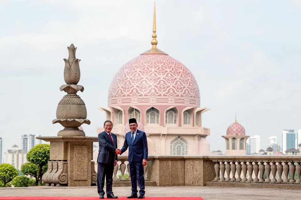 Perdana Menteri Malaysia, Datuk Seri Anwar Ibrahim (kanan), mengabadikan gambar kenangan bersama Perdana Menteri China, Encik Li Qiang (kiri), di Putrajaya, pada 19 Jun.