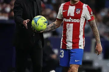 PULANG KE ENGLAND: Pemain pertahanan England, Kieran Trippier (kanan), bakal menyertai Newcastle dari Atletico Madrid. Beliau menjadi pemain pertama yang akan dibeli kelab EPL itu di bawah pengurusan baru. - Foto EPA-EFE