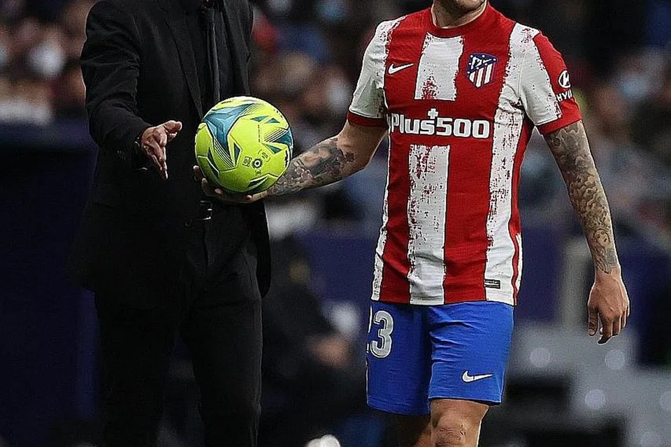 PULANG KE ENGLAND: Pemain pertahanan England, Kieran Trippier (kanan), bakal menyertai Newcastle dari Atletico Madrid. Beliau menjadi pemain pertama yang akan dibeli kelab EPL itu di bawah pengurusan baru. - Foto EPA-EFE