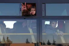 BERJAYA KELUAR: Penduduk yang berjaya keluar dari bandar Aleppo tiba di wilayah Khan al-Aassal sebelum dipindahkan ke pusat perlindungan sementara di wilayah Idlib. - Foto-foto AFP