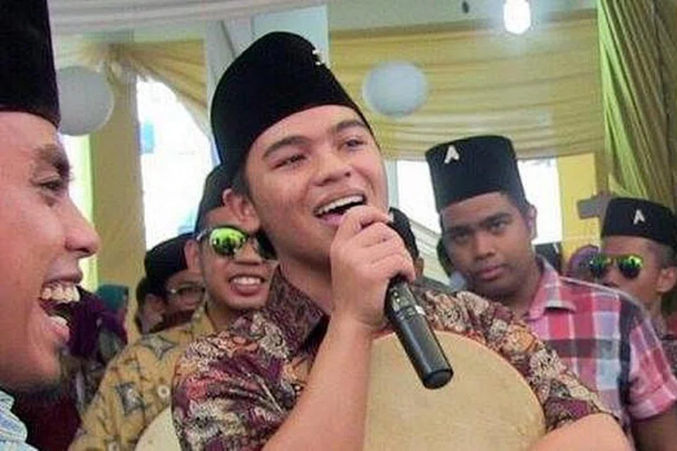PALUAN MERIAH: Akrab Kompang Services menghiburkan penonton melalui vokal dan rentak lagu yang rancak di majlis perkahwinan. 