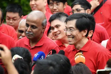 Dr Paul Tambyah (kiri) dan Dr Chee Soon Juan