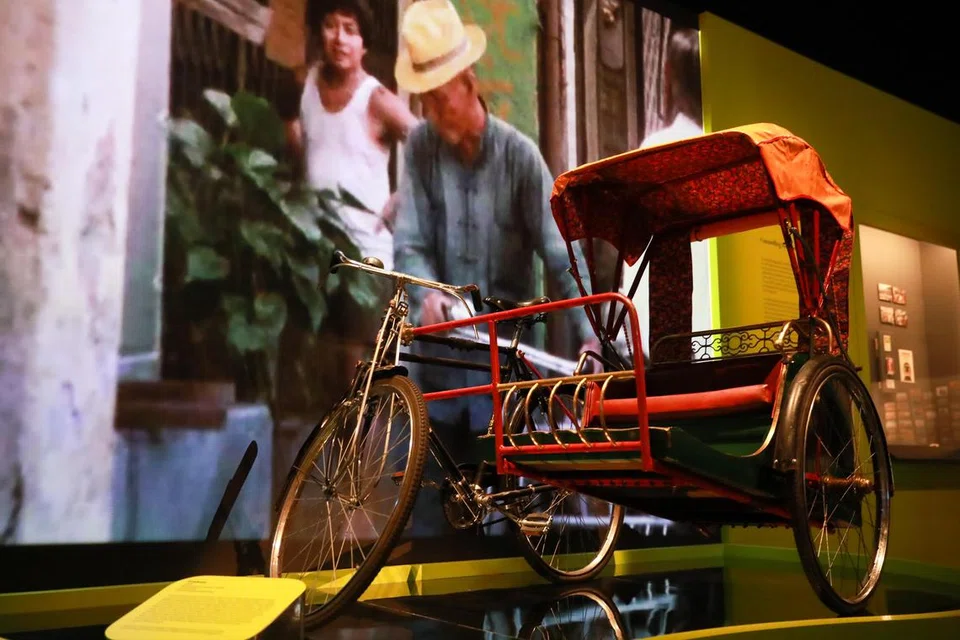 ARTIFAK BECA: Pameran tersebut juga mempamerkan artifak-artifak lama yang pernah memainkan peranan dalam industri pelancongan Singapura.