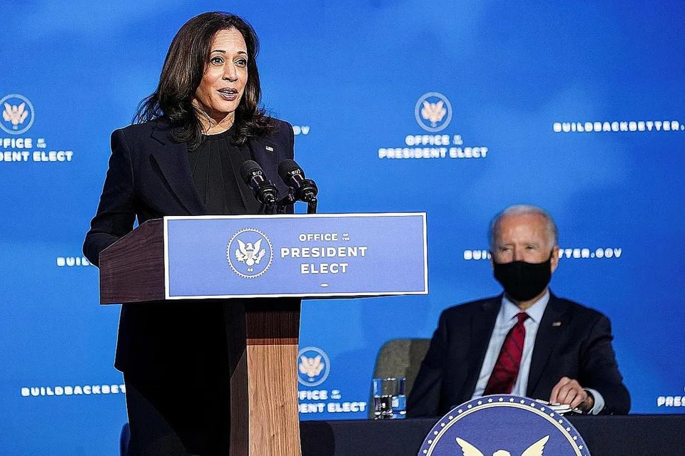 TEMUI PENYOKONG: Bakal presiden Amerika, Encik Joe Biden, menemui penyokong selepas berkempen membantu calon Demokrat Senat, Encik Jon Ossoff dan Reverend Raphael Warnock, di Pullman Yard, Atlanta, Georgia, kelmarin (waktu Amerika). Sambutan sempena upacara angkat sumpah presiden beliau dan bakal naib presiden Kamala Harris (atas) dijangka berlangsung kebanyakannya secara maya. - Foto AFP