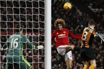 Marouane Fellaini (jersi merah) menjaringkan gol kedua Manchester United dalam kemenangan 2-0 ke atas Hull City dalam perlawanan pertama separuh akhir Piala Liga di Old Trafford pada Selasa (10 Jan). 