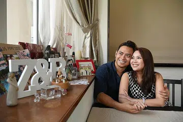 TIANG KEKUATAN MENENTANG BARAH: Encik Zairil Azwar melamar Cik Branda Lai ketika beliau menjalani rawatan bagi barah buah dadanya, dan sokongan serta kasih sayang suaminya itu merupakan antara tiang kekuatannya mengatasi penyakit tersebut, kata Cik Lai, yang menghidap barah buah dada pada usia 28 tahun. - Foto BM oleh SHINTARO TAY